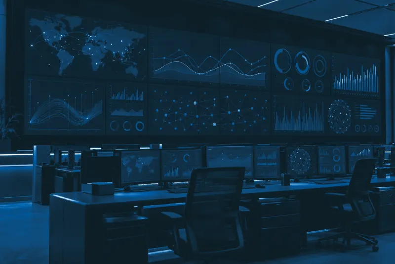 Centro de operaciones de red con muro de monitores y estaciones de trabajo